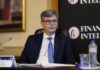 Legea privind înstrăinarea participaţiilor statului este de un populism foarte ieftin, fiind iniţiată doar pentru a câştiga electoral, a declarat, joi, ministrul Economiei, Virgil Popescu.