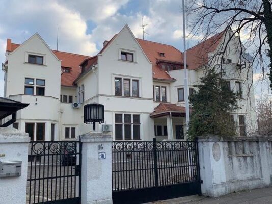 Lumea trebuie sa stie ca CJUE nu are niciun drept sa interzica functionarea unor institutii in tara noastra asa ca, mai usor cu pianul pe scari