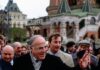 Cancelarul conservator german Helmut Kohl şi ministrul său de externe, liberalul Hans Dietrich Genscher, s-au opus extinderii NATO către Est