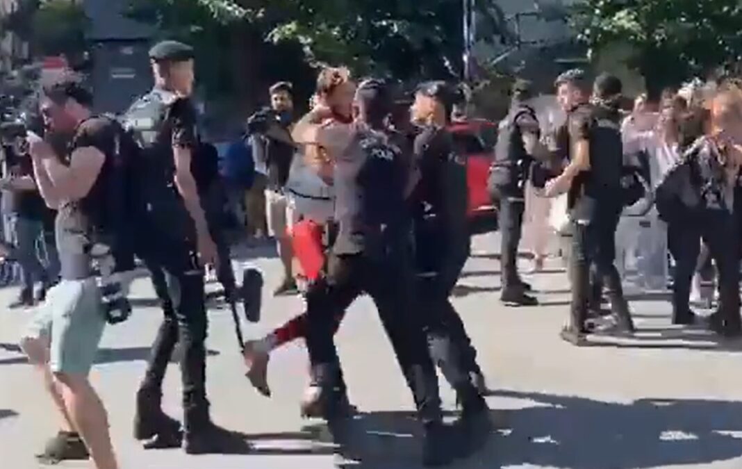 image-2022-06-26-25644980-0-participant-pride-istanbul-2022-batut-jandarmi