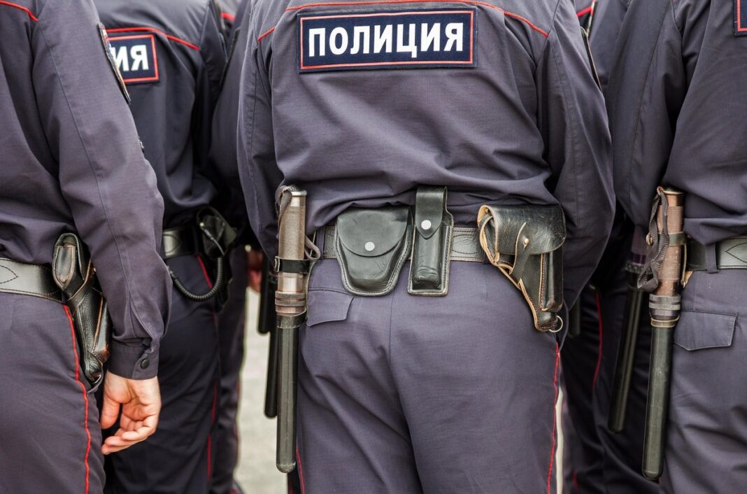 Equipment on the belt of Russian policeman. Text in russian: