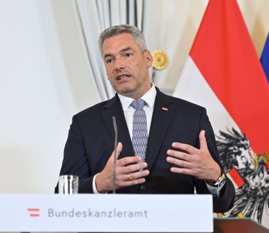 Cancelarul austriac Karl Nehammer a cerut duminică Uniunii Europene „să decupleze preţul energiei electrice de cel al gazelor”, pentru a scădea facturile la curent.