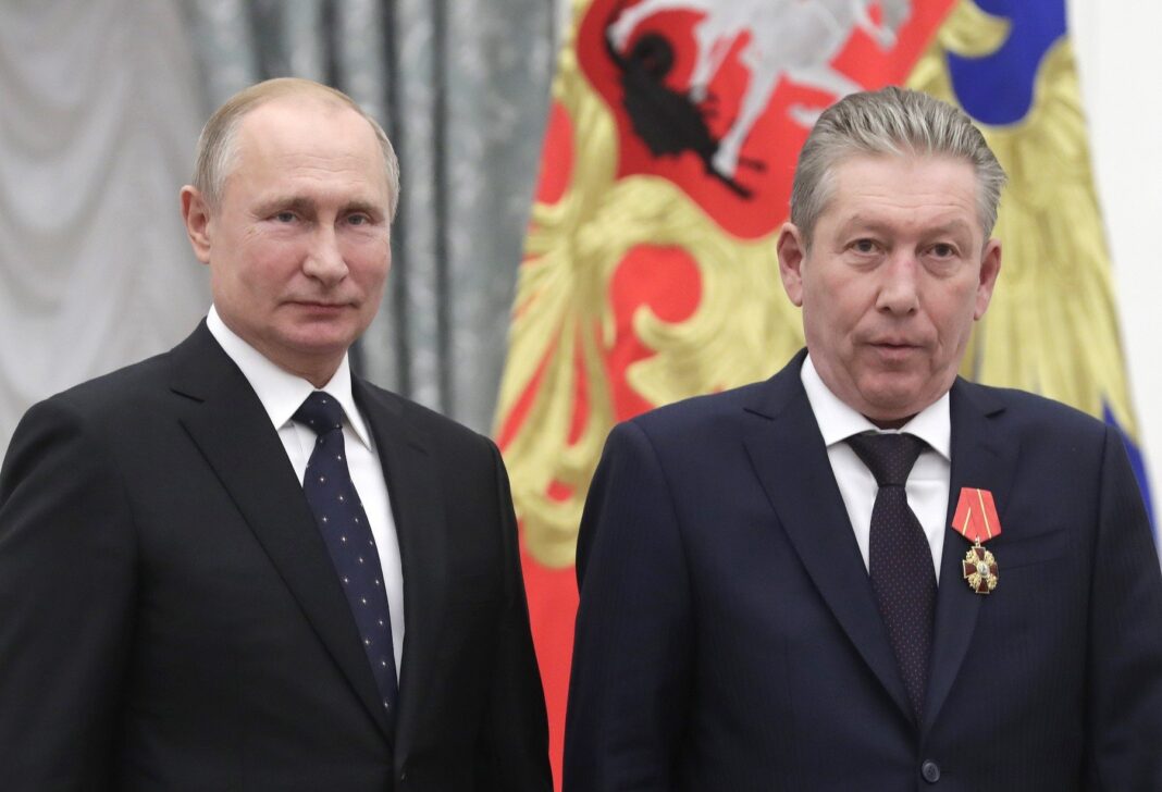 image-2022-09-1-25765397-0-vladimir-putin-decorat-ravil-maganov-ordinul-aleksandr-nevski-2019