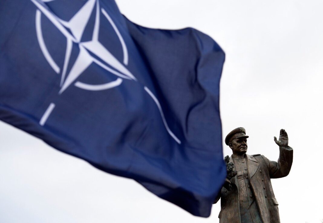 image-2022-10-12-25842557-0-steagul-nato-flutura-apropierea-statuii-unui-controversat-maresal-sovietic-statuie-care-fost-intre-timp-data-indepartata-autoritatile-din-praga