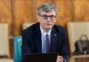 Ministrul Energiei, Virgil Popescu, a anunţat că s-a infectat din nou cu virusul SARS-CoV-2 în urma vizitelor făcute în Statele Unite şi în Emiratele Arabe
