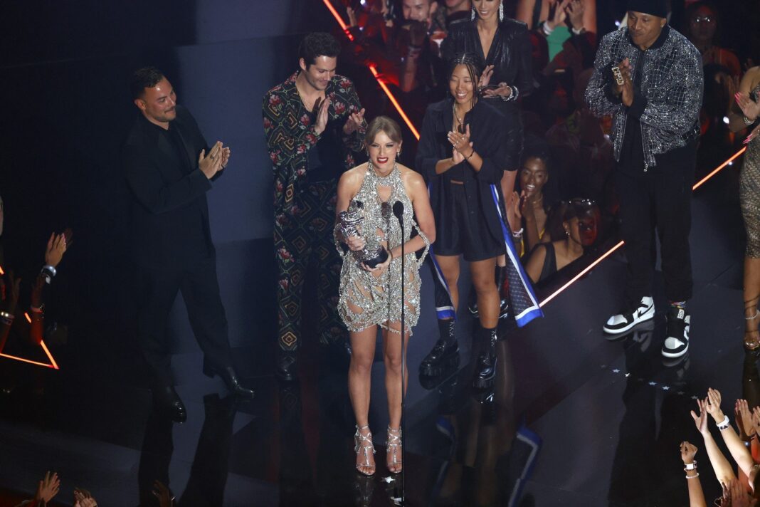 image-2022-08-29-25758986-0-taylor-swift-gala-premiilor-mtv-video-music-awards