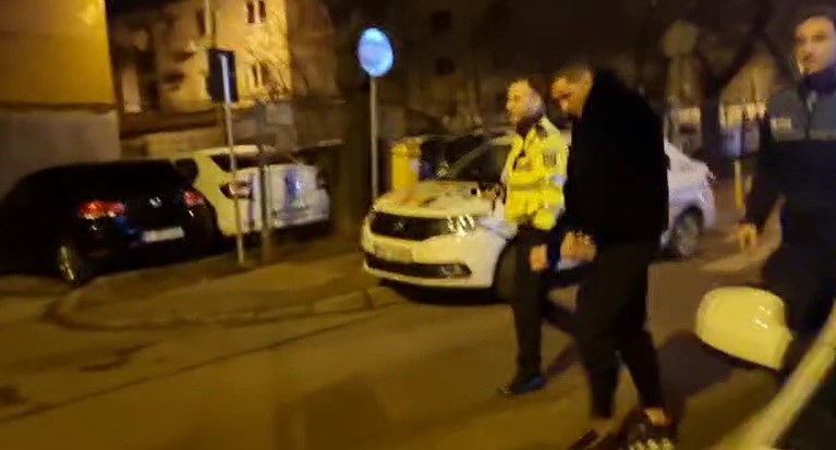 VIDEO Tânăr bătut de agenții Secției 19 Poliției. VIDEO: Tânăr bătut de agenții Secției 19 Poliției.
