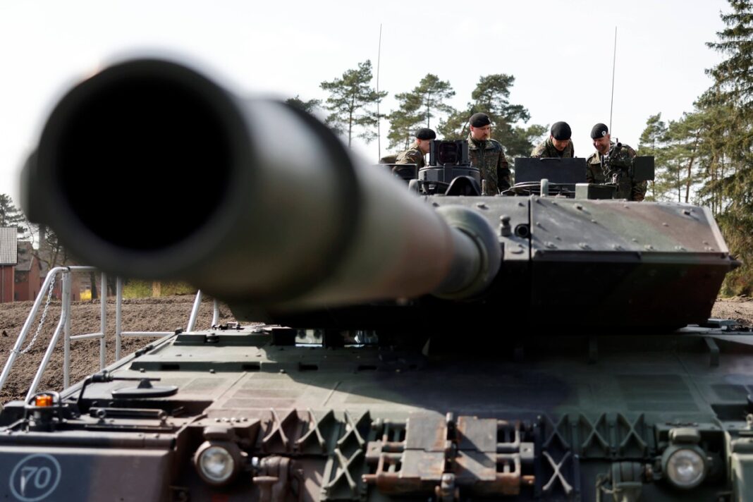 Ein Leopard 2A6 der Bundeswehr steht beim Besuch von NRW-Ministerpräsident Hendrik Wüst bei der Panzerbrigade 21 Lipperl