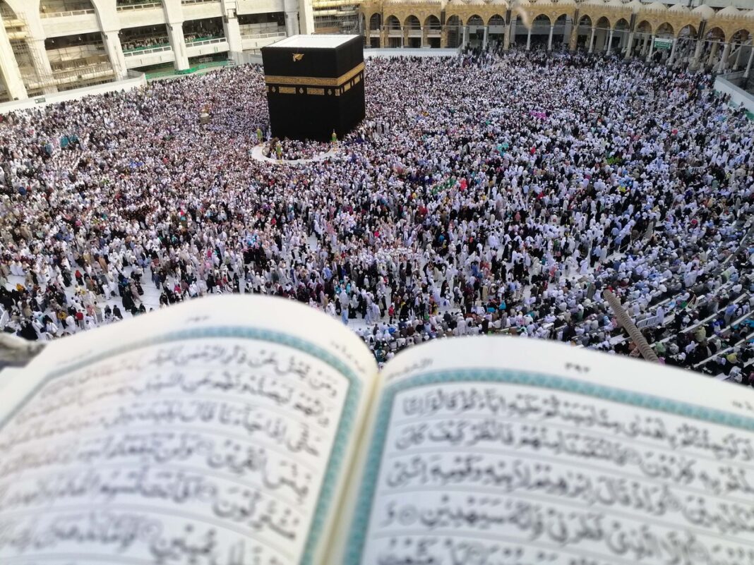 Muslim pilgrims pray at the Prophet's Mosque, Medina, Saudi Arabia - 21 Jan 2020