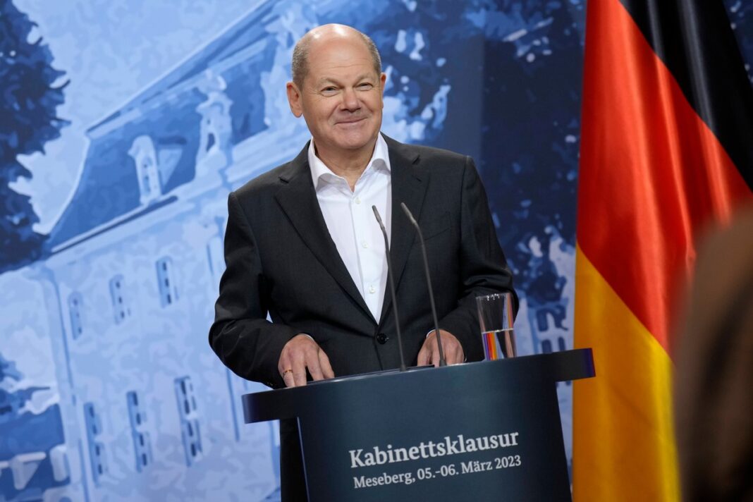 Kabinettsklausur des Bundeskabinett auf Schloss Meseberg Bundeskanzler Olaf Scholz (SPD) mit Hangeste bei der Pressekonf