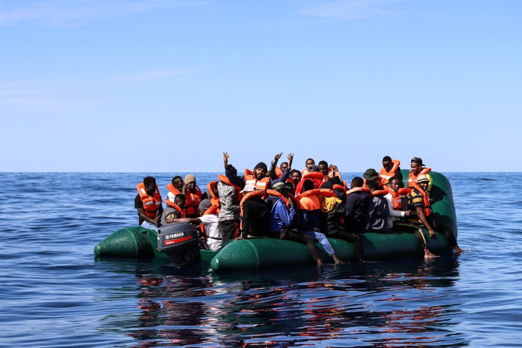 image-2023-02-7-26067850-0-migranti-incercand-traverseze-mediterana-intr-barca-pneumatica