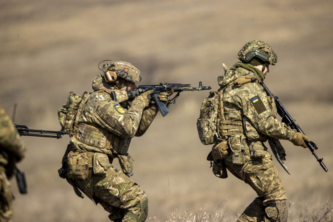 Ukrainian soldiers trained at the front with US-made weapons
