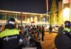 Poliţia olandeză a anunțat luni că a dispersat o încăierare „uriaşă”, în care erau implicate „300 de persoane” într-o secţie de votare, la Amsterdam