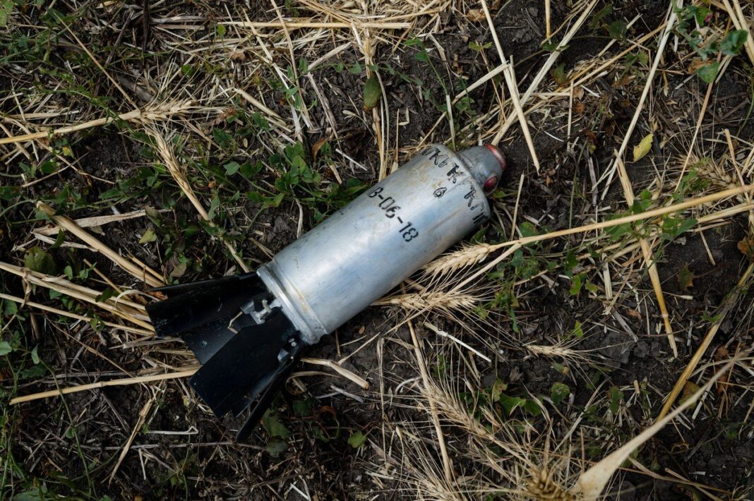 image-2023-01-26-26043968-0-bomba-dispersie-neexplodata-inainte-detonata-explozibili-intr-explozie-controlata-echipa-ucraineana-genisti-afara-orasului-nikolaev