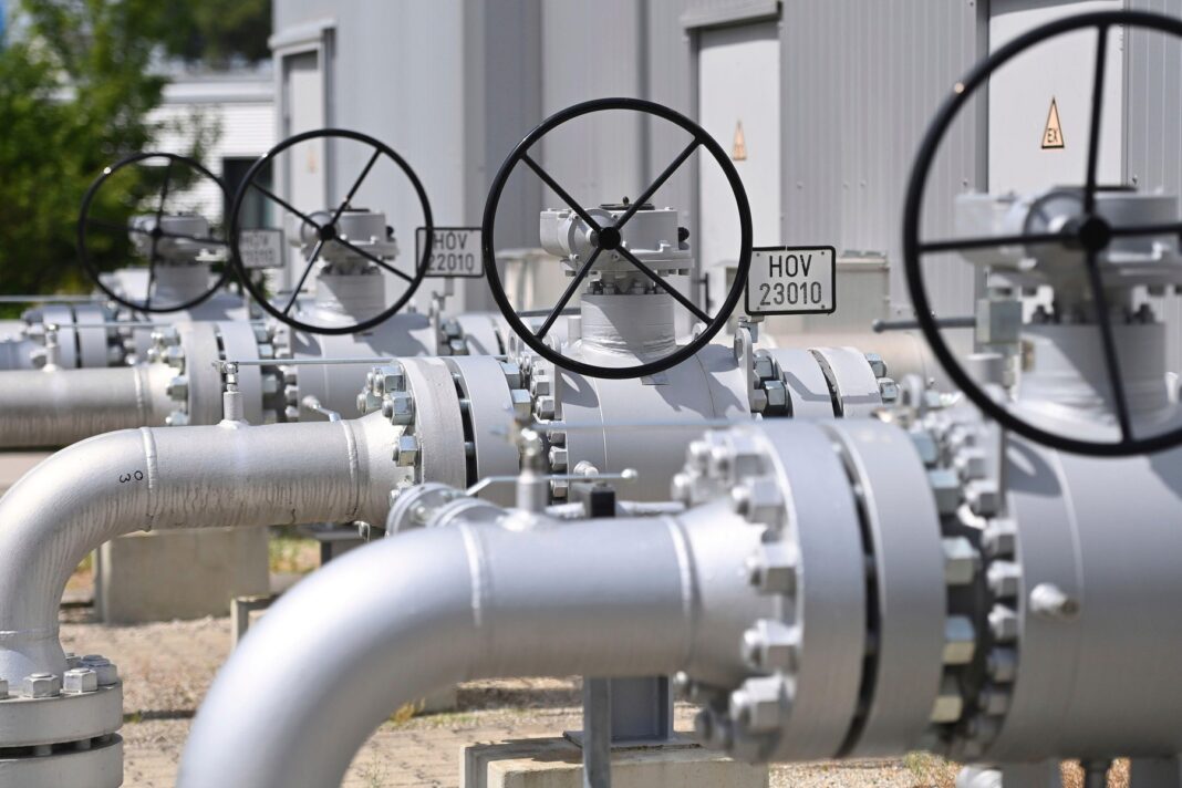 Underriding, Deutschland. 23rd May, 2022. Bierwang natural gas storage facility in the Muehldorf am Inn district. Valve. Credit: dpa/Alamy Live News