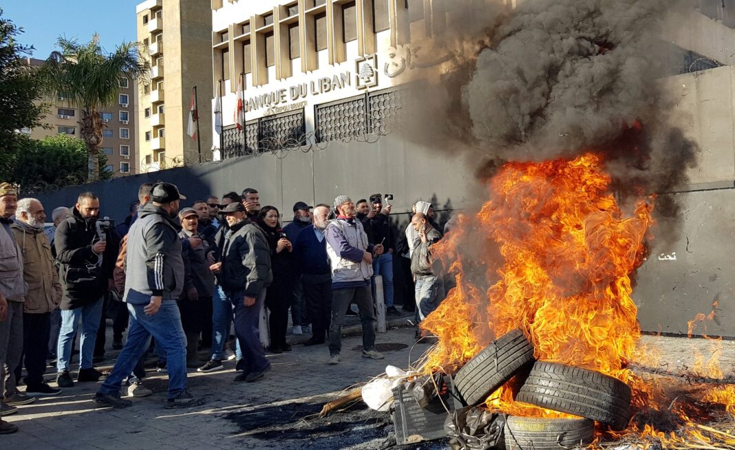 Municipal workers protest in front of central bank of Lebanon