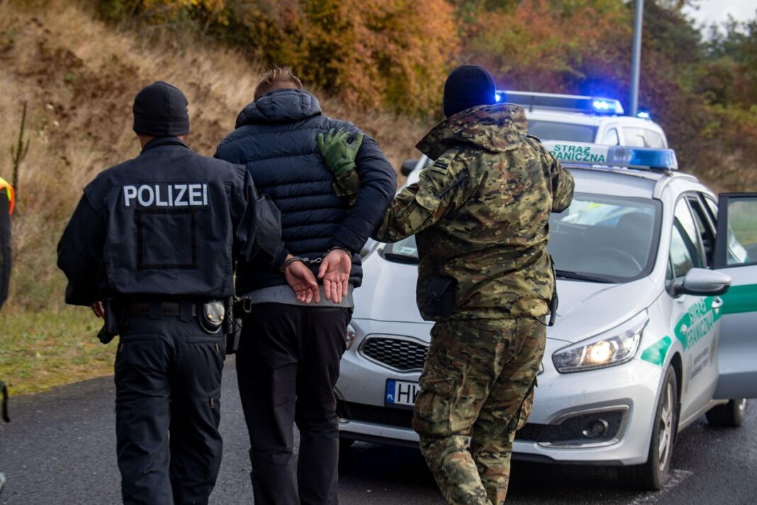 Pomellen, Germany. 12th Oct, 2021. A German-Polish patrol consisting of German Federal Police officers and officers of the Polish Border Guard practice the correct procedure by means of a fictitious arrest of a suspect on the A11 near Pomellen. On the mot