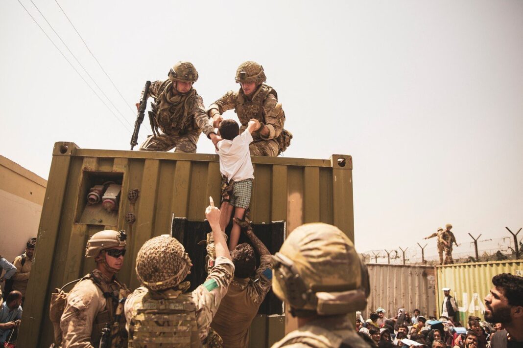 image-2023-08-16-26465430-0-retragerea-haotica-din-afganistan-imagini-soldati-americani-coalitiei-evacuand-persoane-aeroportul-international-hamid-karzai-din-kabul-afganistan