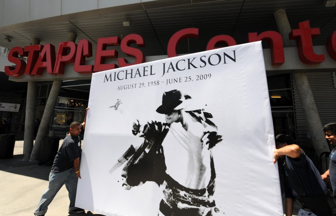 image-2023-08-19-26471916-0-imaginea-lui-michael-jackson-banner