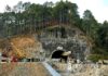 Salvarea a 41 de muncitori prinși într-un tunel forat pe o autostradă din Himalaya timp de două săptămâni va dura mult mai mult după ce utilajul de forat s-a stricat