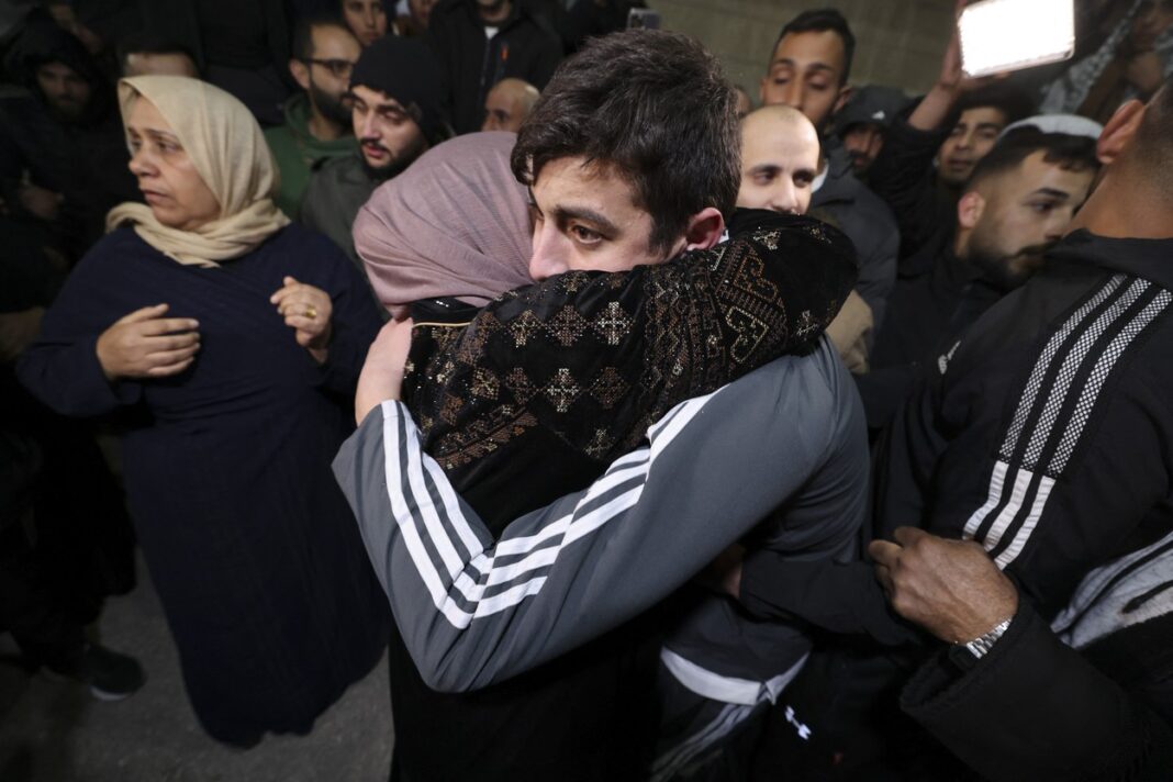 image-2023-11-27-26712528-0-prizonierul-palestinian-khalil-zama-isi-imbratiseaza-mama-dupa-fost-eliberat-dintr-inchisoare-israeliana