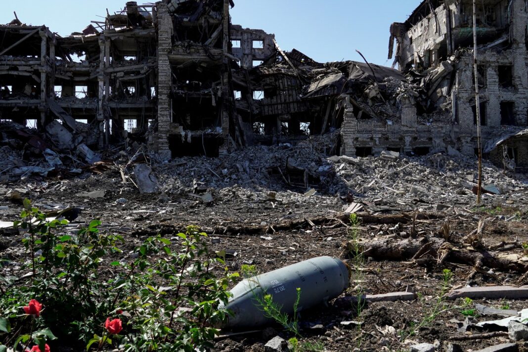 image-2022-06-3-25598027-0-bomba-neexplodata-fata-unei-cladiri-distruse-din-mariupol-ucraina
