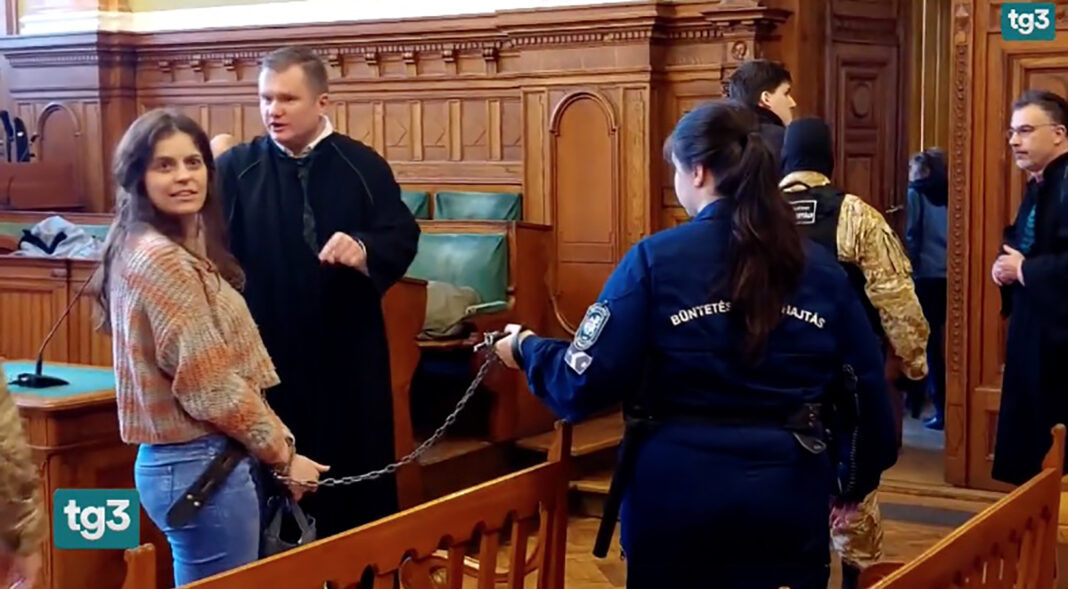 Italian teacher Ilaria Salis (39) who is in prison in Budapest, accused of participating in an attack against two neo-Nazis. The trial has now begun in Budapest
