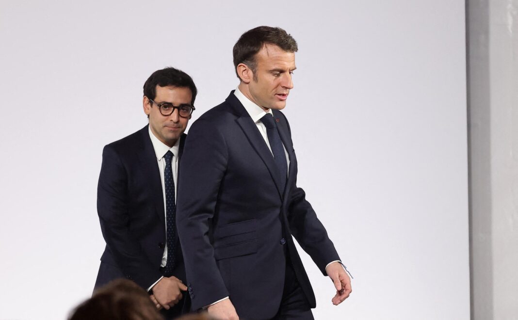 Le président de la République française Emmanuel Macron prononce un discours lors de la réception en l'honneur de la communauté française à New Delhi