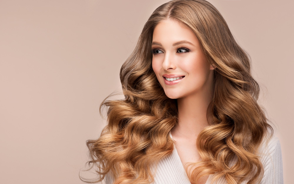toothy-smile-face-lovely-model-with-long-lush-wavy-deep-blonde-hairstyle-hairdressing-art