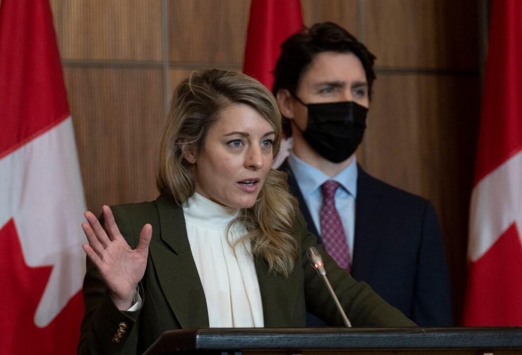 image-2022-03-7-25415777-0-melanie-joly-alaturi-justin-trudeau