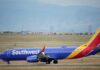 Administraţia Aviatică Federală a Statelor Unite (FAA) a anunţat duminică că va investiga după ce carcasa unui motor al unui avion Boeing 737-800 al companiei Southwest Airlines a căzut în timpul decolării din Denver şi a lovit flapsul aripii
