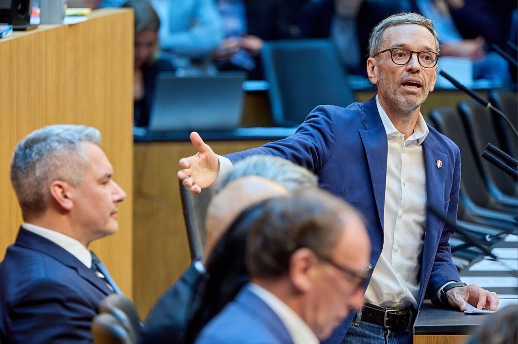image-2023-11-13-26680227-0-herbert-kickl-dreapta-alaturi-cancelarul-karl-nehammer-parlament