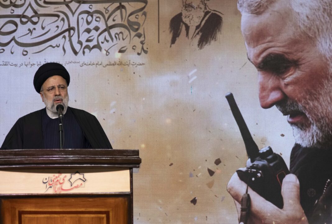 image-2024-01-4-26798487-0-presedintele-iranian-ebrahim-raisi-avand-fundal-imagine-generalul-qasem-soleimani