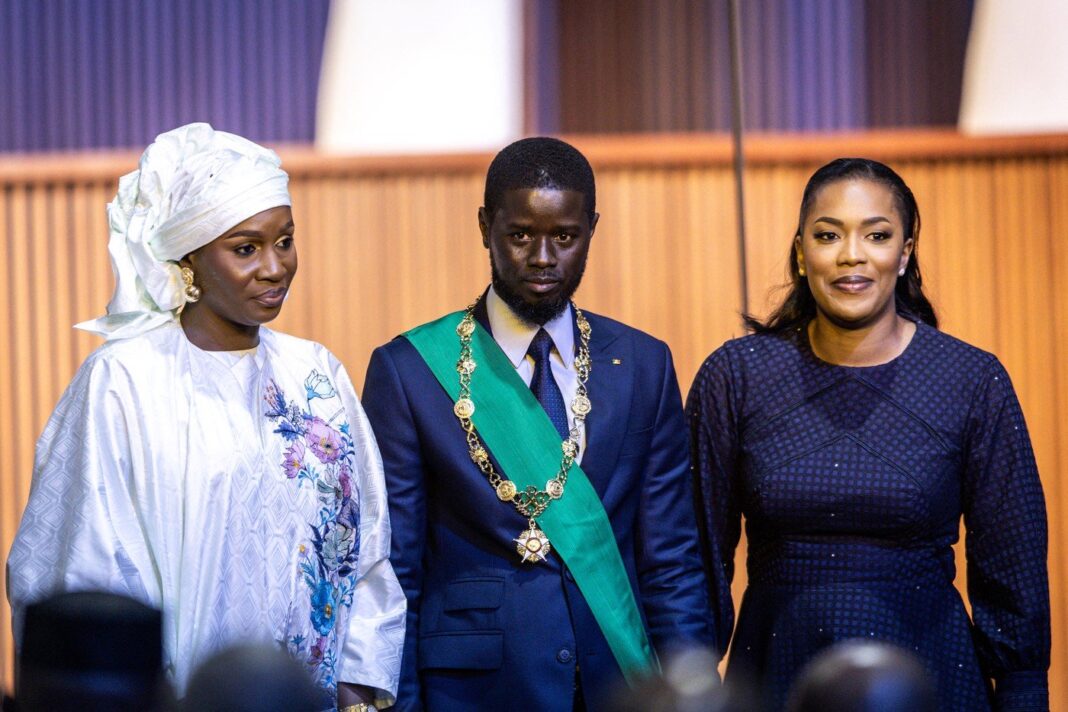 image-2024-04-2-27024473-0-noul-presedinte-senegalului-bassirou-diomaye-faye-alaturi-cele-doua-sotii-marie-khone-faye-stanga-absa-faye-dreapta