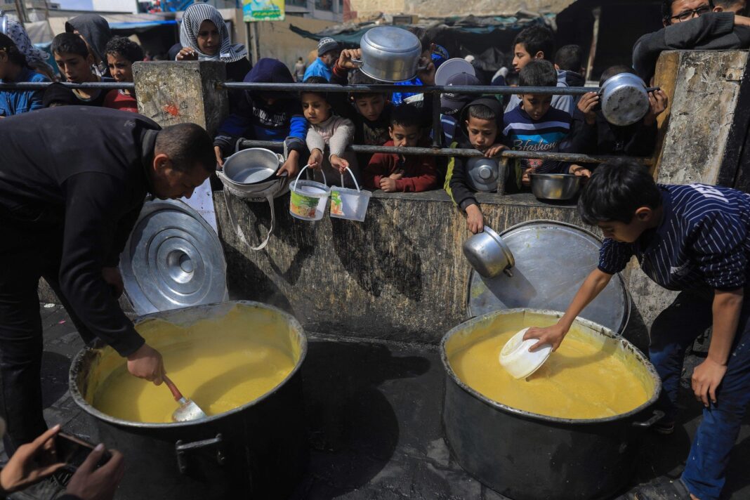 image-2024-05-16-27139716-0-copii-palestinieni-stramutati-aduna-pentru-primi-alimente-punct-donatii-din-rafah-sudul-fasiei-gaza-7-martie-2024