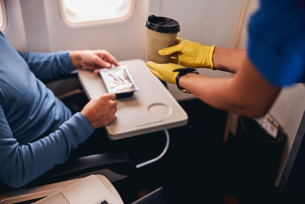 image-2024-05-27-27167348-0-cafea-servita-unui-pasager-avion-1024x683